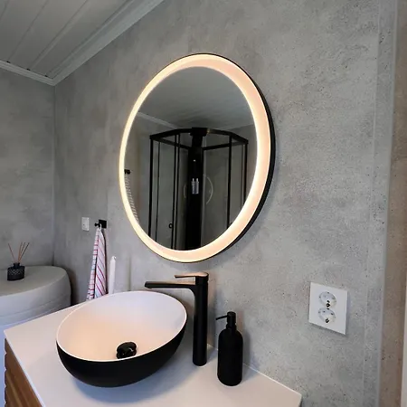 Nyaraló Charming In Henningsvær